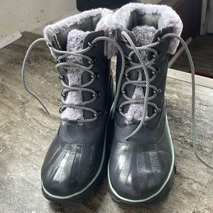 Grey JBU Waterproof boots, faux fur trim, 8.5, EUC